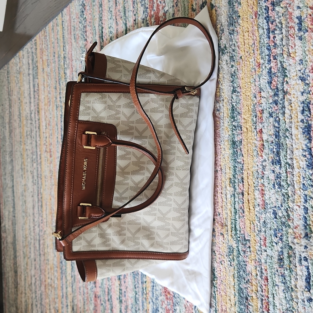 Medium Sized Michael Kors Classic Bag